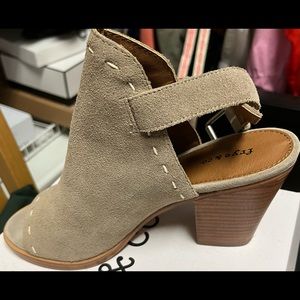 Like new Frye & Co sling back